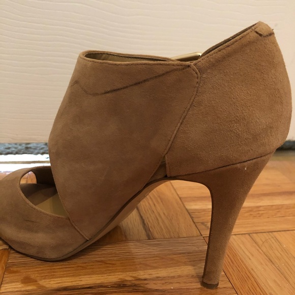 Nine West Suede Peep toe heels w/gold buckle - Picture 5 of 7